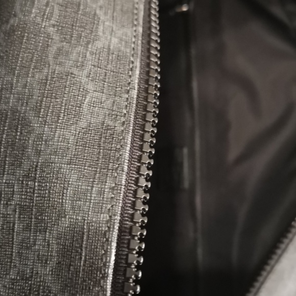 Authentic Gucci Duffle bag with strap - Picture 4 of 5